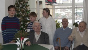 Dzieci ze Szkolnego Punktu Konsultacyjnego im. Lotników Polskich oraz rezydenci Kolbe House/ Fot. Małgorzata Bugaj-Martynowska