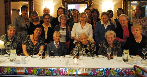 105 urodziny druhny Eli Andrzejowskiej, POSK, 22 czerwiec. Siedzą, od lewej: Barbara Bienias, Hanna Lubaczewska, Ewa Howard, Ela Andrzejowska, Baśka Kowalewska, Małgosia Niwczyk. Stoją, od lewej: Iwona Januszajtis, Misia Stenzel, Joasia Bernasińska, za nią Andrew Howard, Teresa Ciecierska, Danka Pniewska, Jagoda Kaczorowska, Pani Maryla (opiekunka Druhny Eli), Teresa Levitt-Śledziewska, Esia Łakomy-Szadkowska, Bożena Laskiewicz, Hanna Świdlicka-Sabbat, Irma Pietroń, Bożena Trylska-Chojna, Dorotka Turner-Spławska.