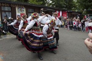 Tancerze z Zespołu Ludowego "Jawor" witają gosci polonezem/ Fot. Małgorzata Bugaj-Martynowska