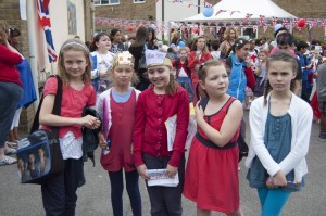 Uczniowie St Joseph Primary Catholic School na Hanwell również świętowali jubileusz królowej Elżbiety II. Na zdjęciu Emilka (od lewej), Martyna, Amelka, Ola i Zuzia/ Fot. Małgorzata Bugaj-Martynowska