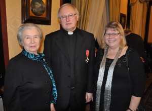 Rektor PMK ks. prał. Stefan Wylężek z Janiną Kwiatkowską i Marią Stenzel / Fot. Magdalena Czubińska