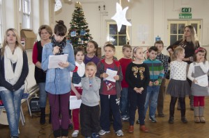 Uczniowie szkoły im. Jana Pawła II na Stamford Hill pod kierunkiem nauczycielki Justyny Curylo (2L) przygotowali program świąteczny/ Fot. Małgorzata Bugaj-Martynowska