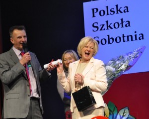 Dziennik Polski serdecznie gratuluje dyrektorce szkoły, Elżbiecie Wojciechowicz, która przyjęła z rąk prezesa Polskiej Macierzy Szkolnej w Slough podziękowania za 25 lat owocnego prowadzenia placówki / fot. Magdalena Czubińska