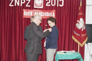 Konsul Generalny RP Ireneusz Truszkowski wręcza Elżbiecie Barrass Medal Pro Patria/ Fot. Małgorzata Bugaj-Martynowska