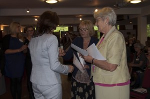 Aleksandra Podhorodecka (od prawej) wręcza Złote Odznaki PMS/ Fot. Małgorzata Bugaj-Martynowska