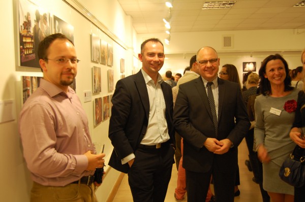 Łukasz Filim, prezes Polish Professionals in London oraz Konsulem Generalnym RP Ireneuszem Truszkowskim w towarzystwie gości wystawy / fot. Magda Lipiecka