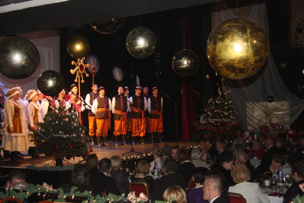 Pięknie udekorowana Sala Teatralna pomieściła 200 osób! Na scenie "Organizacja Roku" - Zespół Pieśni i Tańca "Karolinka" / fot. Magdalena Grzymkowska