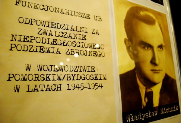 „Twarze Bezpieki” – jak czytamy w materiałach prasowych IPN: „Dbałość o zachowanie pamięci o ofiarach UB/SB niesie ze sobą także pytanie o tożsamość funkcjonariuszy bezpieki”. Na zdjęciu: Władysław Michnik od 11 XI 1945 r. referent Powiatowego Urzędu Bezpieczeństwa Publicznego w Bydgoszczy; 1 kwietnia 1955 r. zostaje kierownikiem Powiatowego Urzędu ds. Bezpieczeństwa Publicznego we Włocławku. 