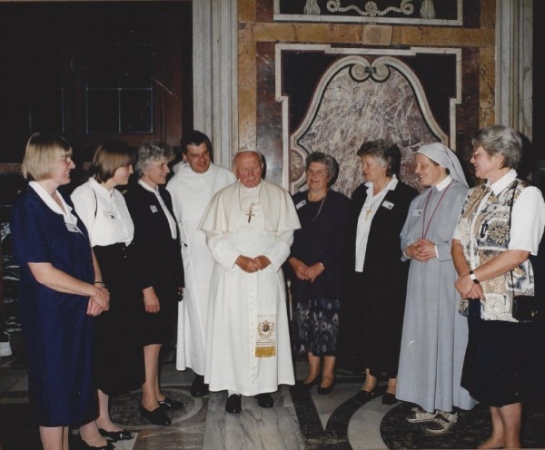 Rodzeństwo Giertychów u Jana Pawła II. Od lewej Barbara O’Driscoll, Danuta Mc Bride, Teresa Revenga ,ojciec Wojciech Giertych, Ojciec Święty, Małgorzata Zajączkowska, siostra Celestyna, siostra Assunta, Aleksandra Podhorodecka / fot. z archiwum Małgorzaty Zajączkowskiej 