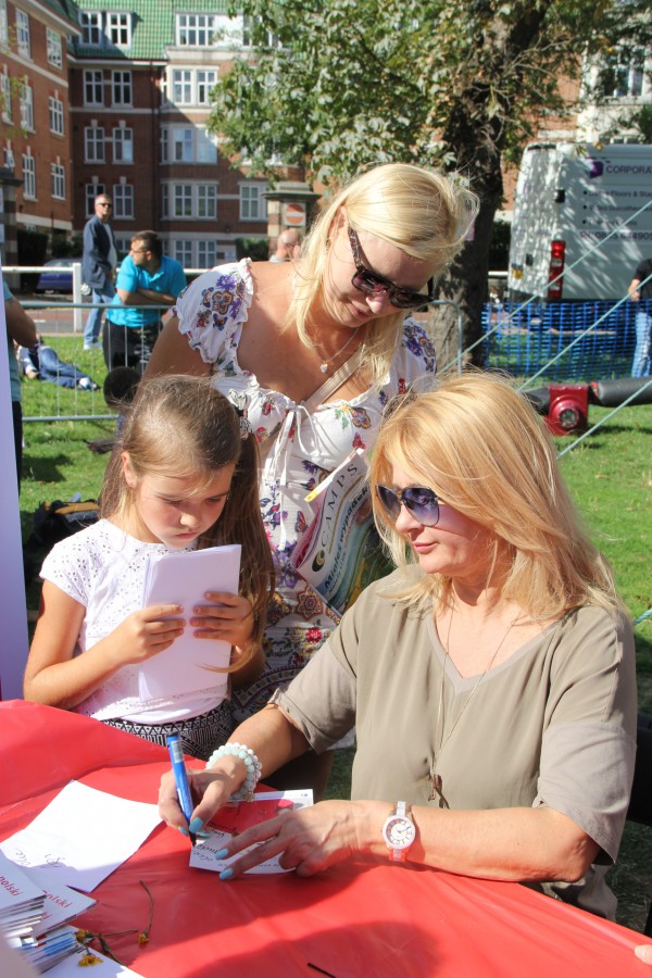 Majka Jeżowska chętnie pozowała z fanami do zdjęć i rozdawała autografy. / Fot. Katarzyna Paśko