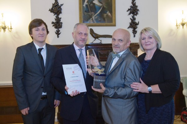 Stanisław Motyka (2P) z ambasadorem Witoldem Sobkowem (2L) oraz zona i synem podczas uroczystowści wręczenia Polish Community Activist of the Year Award w ambasadzie RP